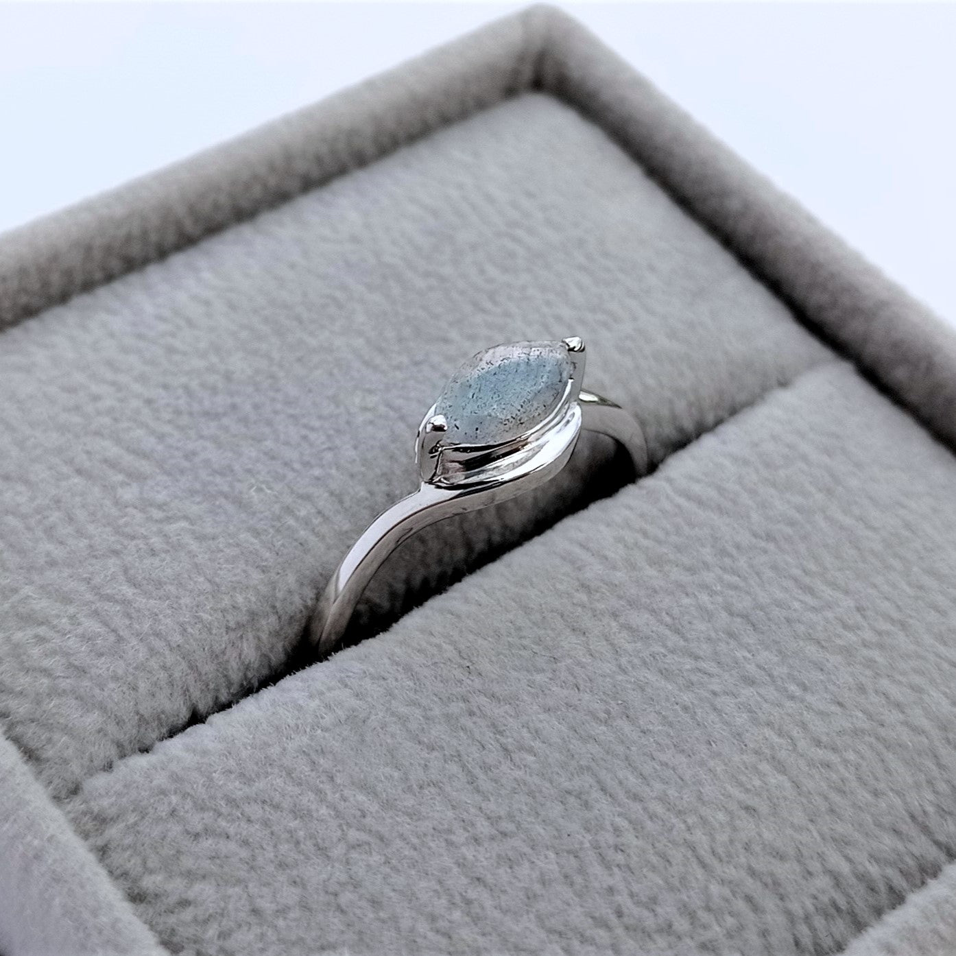 ANILLO MARQUISE DE LABRADORITA