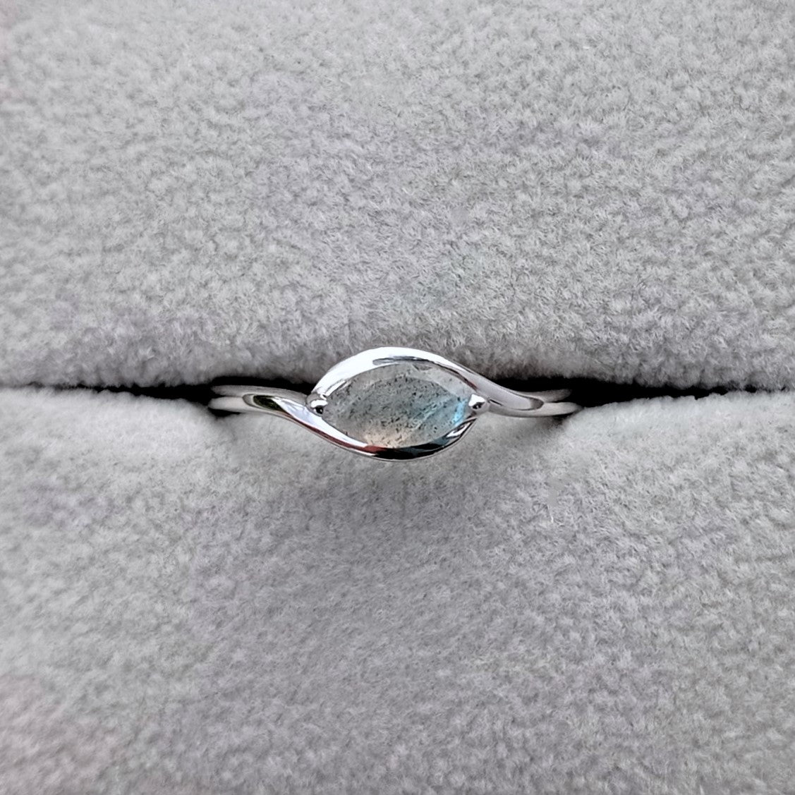 ANILLO MARQUISE DE LABRADORITA
