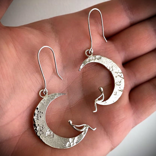 PENDIENTES PERSONA SENTADA EN LA LUNA